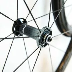 Shimano Dura-Ace C40 R9100 Tubular Wheelset - Rim Brake 25 Shimano Dura-Ace C40 R9100 Tubular Wheelset - Rim Brake -Pinarello Butik 8T1A0393